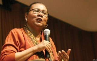 bell hooks (1952-2021): Author and feminist dies at 69